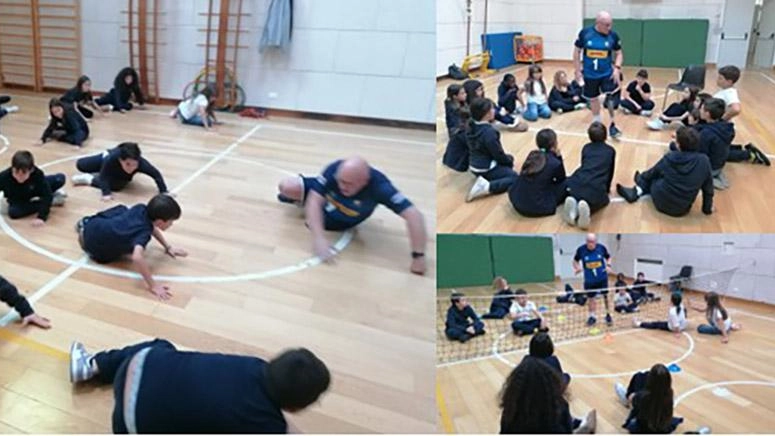 I bambini della 4ª A incontrano la disabilità e giocano a sitting volley I bambini della 4ª A incontrano la disabilità e giocano a sitting volley