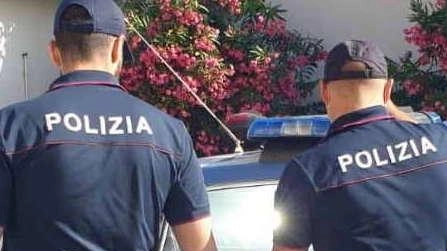 Ad insospettire i poliziotti è stato il viavai sotto il balcone di un appartamento al piano rialzato di via Lorenteggio.... Ad insospettire i poliziotti è stato il viavai sotto il balcone di un appartamento al piano rialzato di via Lorenteggio....