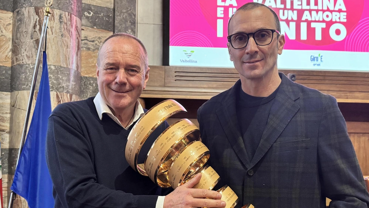 Il direttore del Consorzio turistico Gigi Negri e l’ex asso Ivan Basso nella sala consiliare di palazzo Muzio Il direttore del Consorzio turistico Gigi Negri e l’ex asso Ivan Basso nella sala consiliare di palazzo Muzio
