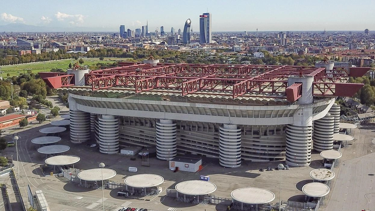 Lo stadio di San Siro e, sullo sfondo, i grattacieli di CityLife e Porta Nuova: il Meazza non ospiterà la finale di Champions League del 2027 Lo stadio di San Siro e, sullo sfondo, i grattacieli di CityLife e Porta Nuova: il Meazza non ospiterà la finale di Champions League del 2027