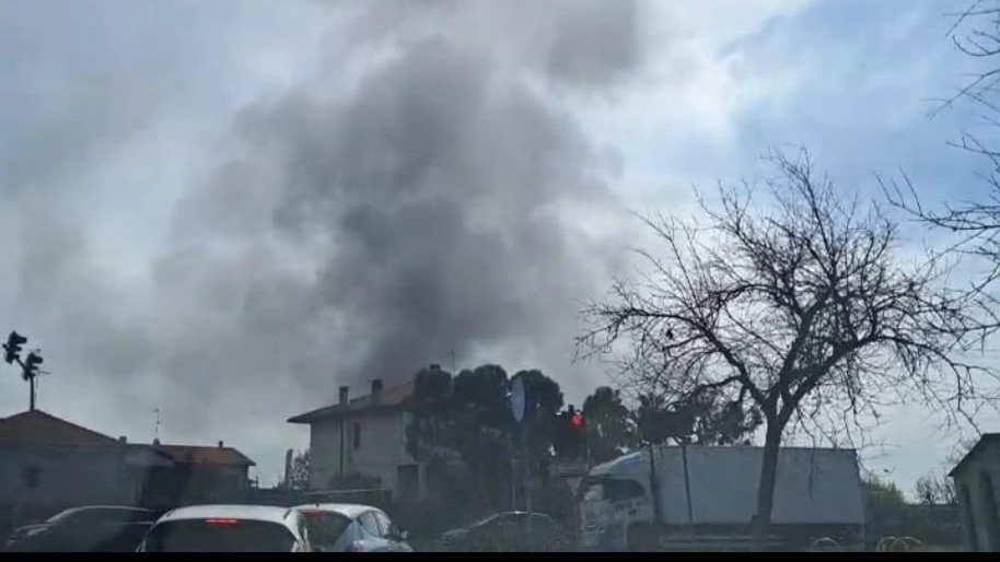 La colonna di fumo visibile da km di distanza