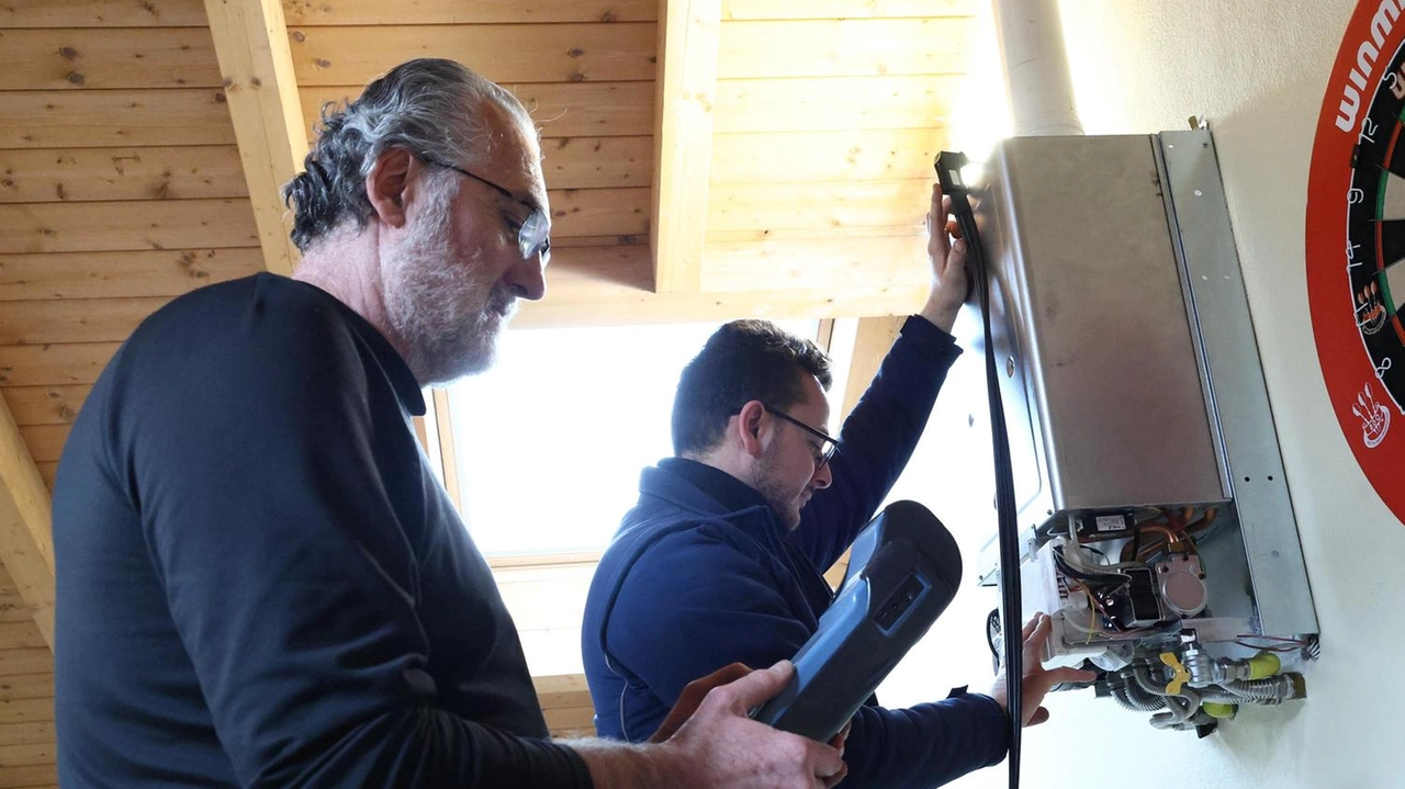 Idraulici all’opera per la pulizia di una caldaia Anche a Monza è stato attivato un pool di artigiani per i piccoli lavori d’emergenza