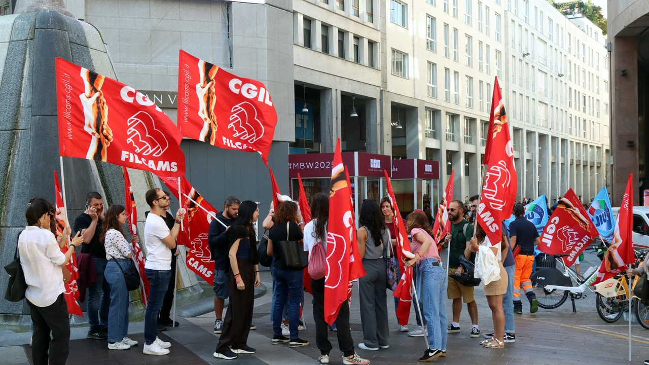 Le vite in bilico dei dipendenti Yoox, che vuole licenziarne 46 solo a Milano: “Rimarremo senza futuro”