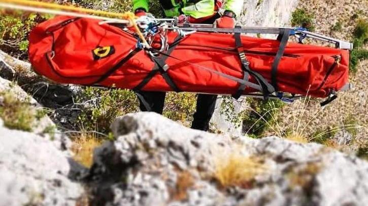 Passeggiata fatale nei boschi. Pensionata scivola nel burrone. L’amica lancia invano l’allarme