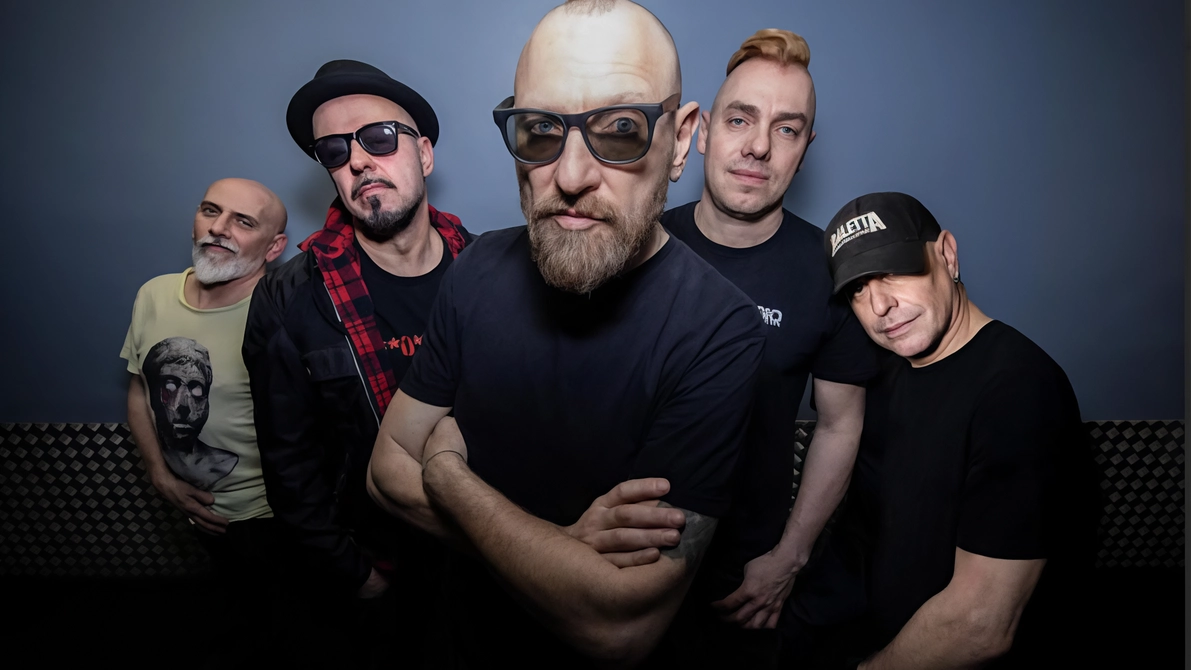 Il chitarrista Noyse e la necessità di esprimersi: "Abbiamo cose nuove da dire". A trent’anni da “Paranoia e Potere“, album con ospiti d’eccezione e cover d’autore. Il chitarrista Noyse e la necessità di esprimersi: "Abbiamo cose nuove da dire". A trent’anni da “Paranoia e Potere“, album con ospiti d’eccezione e cover d’autore.