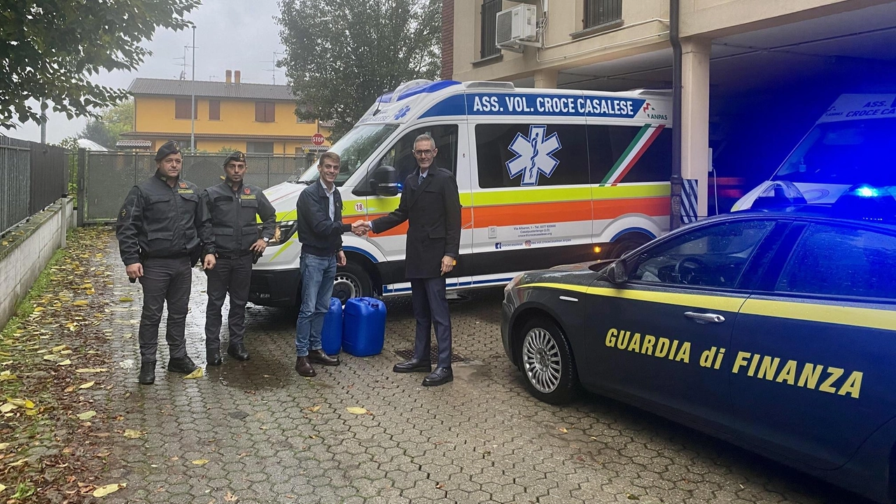 La guardia di finanza di Casalpusterlengo dona 80 litri di gasolio sequestrato alla Croce Casalese per aiutare le operazioni di soccorso. La guardia di finanza di Casalpusterlengo dona 80 litri di gasolio sequestrato alla Croce Casalese per aiutare le operazioni di soccorso.