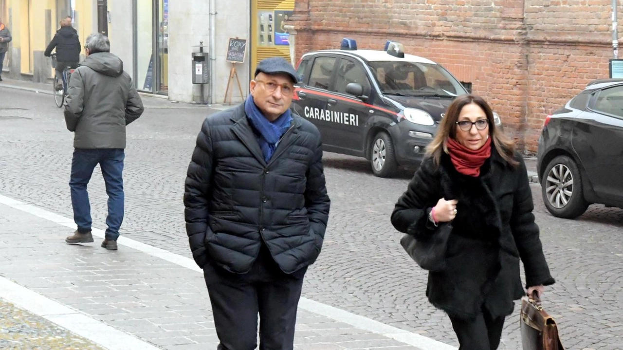 Il carabiniere in pensione Maurizio Pappalardo ieri all’arrivo in tribunale a Pavia insieme al difensore Maria Teresa Zampogna Il carabiniere in pensione Maurizio Pappalardo ieri all’arrivo in tribunale a Pavia insieme al difensore Maria Teresa Zampogna