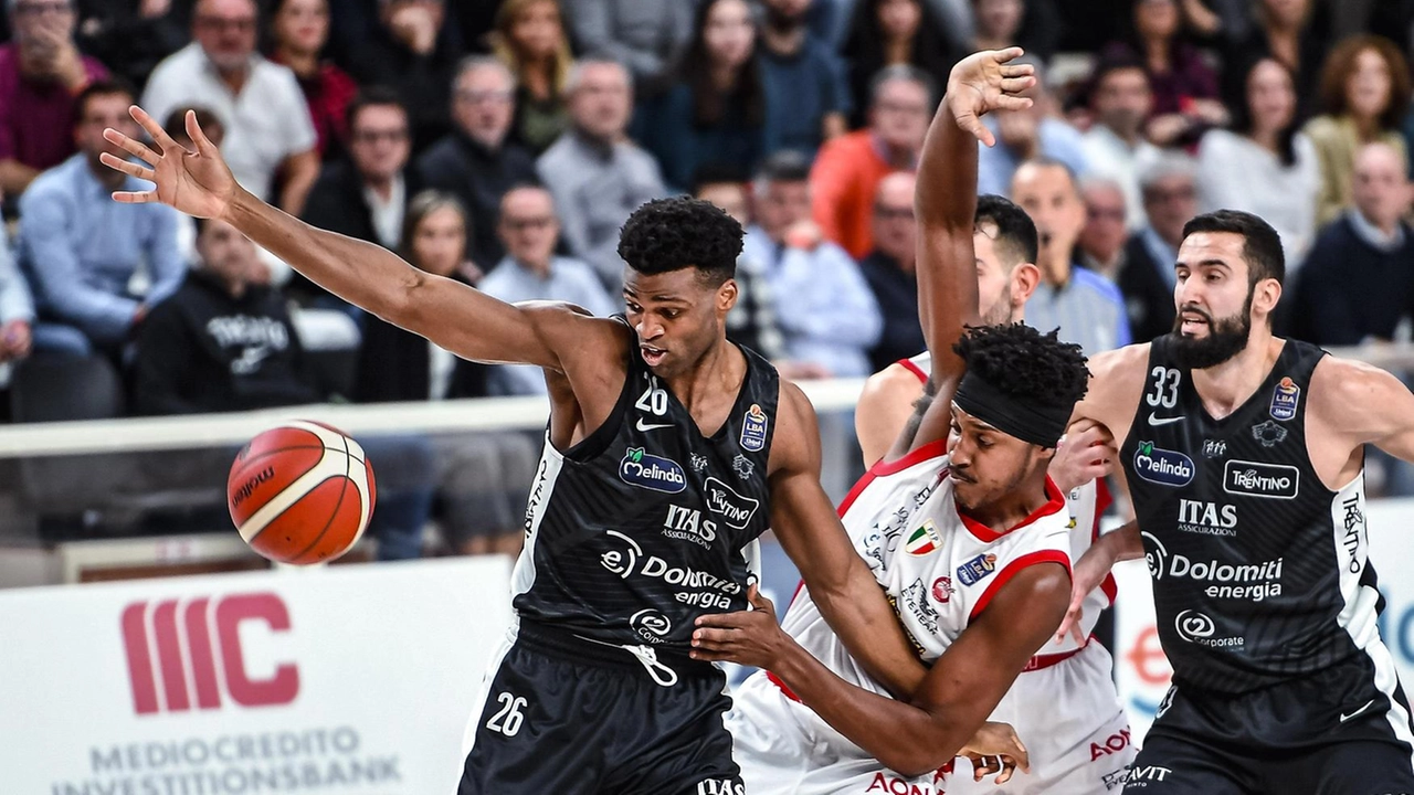 Milano in difficoltà contro Trento, regge pochi minuti e poi crolla Milano in difficoltà contro Trento, regge pochi minuti e poi crolla