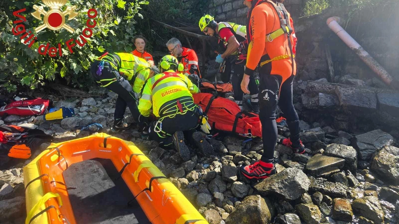 Il tentativo di salvataggio della donna morta dopo la caduta dalla barca sul lago di Como a Lezzeno Il tentativo di salvataggio della donna morta dopo la caduta dalla barca sul lago di Como a Lezzeno