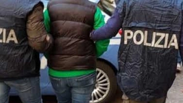 Si è presentata alla cassa con una t-shirt da bambino, pronta a pagare 2,95 euro. Peccato che in una busta...