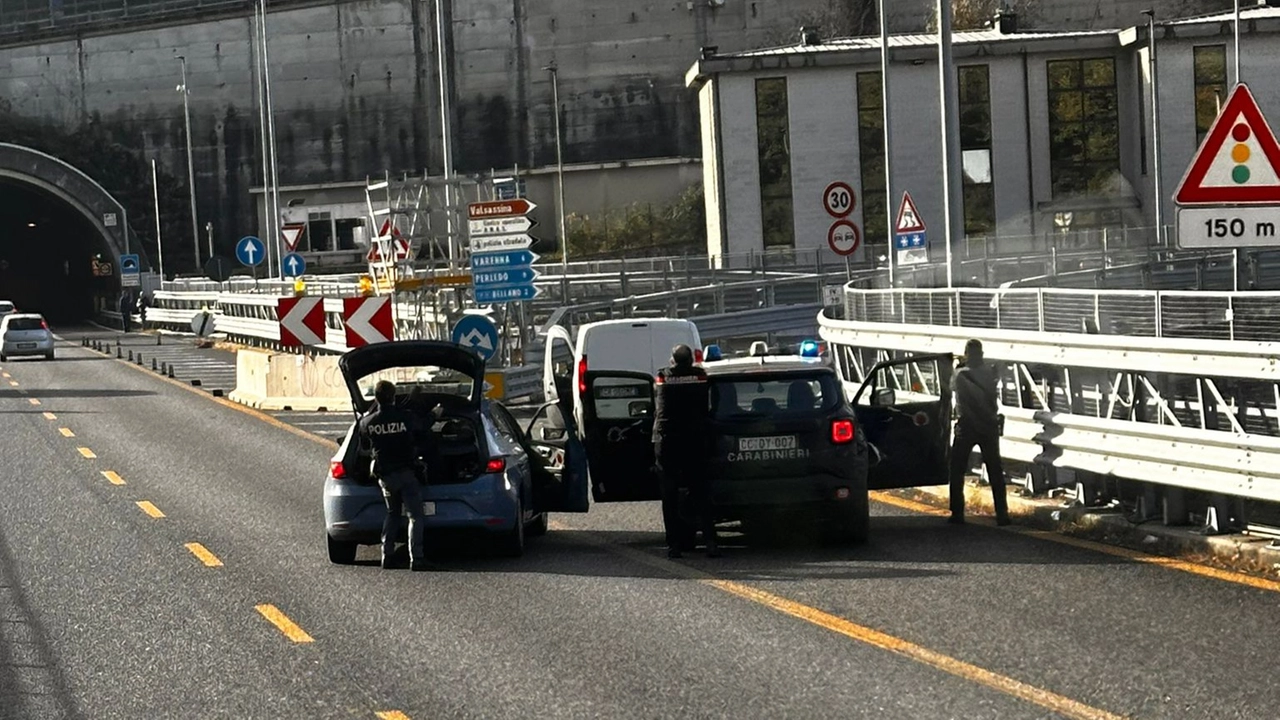 Polizia e carabinieri: armi in pugno allo svincolo sulla 36