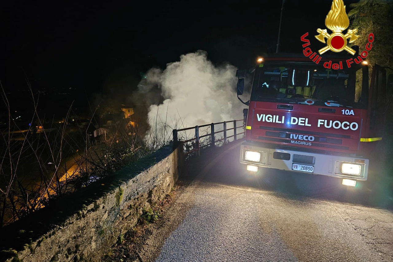 Il fumo che si è alzato dal capanno a causa dell'incendio, la notte scorsa a Maccagno
