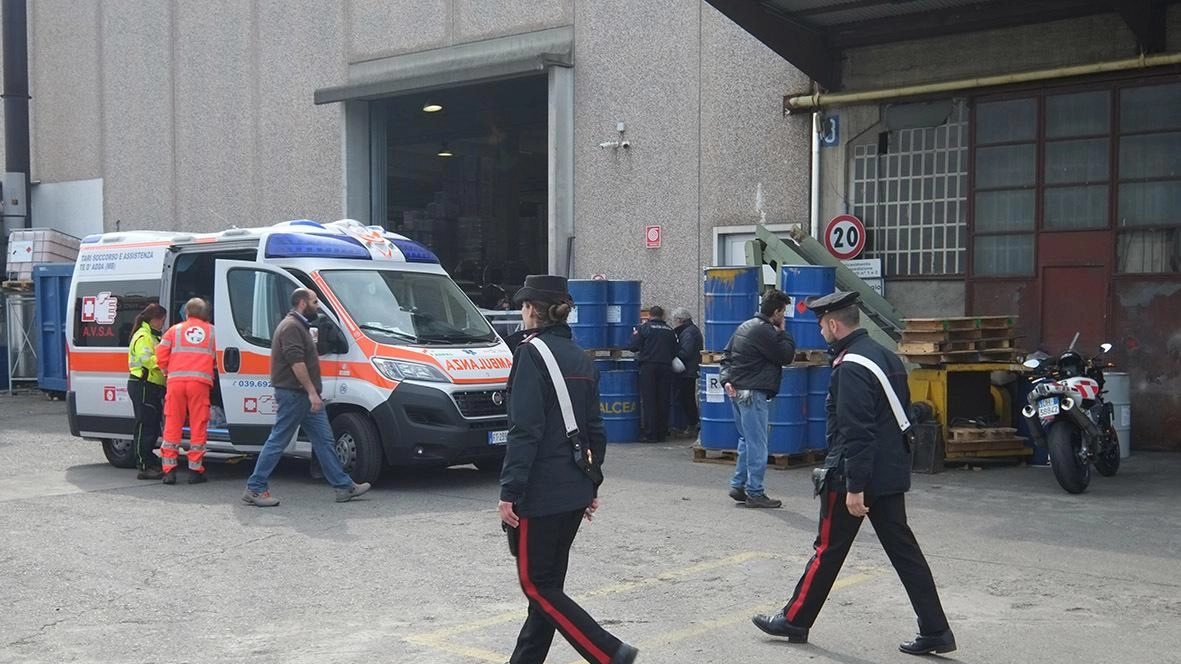 Il muletto fa manovra e lo travolge, schiacciandogli le gambe. Grave infortunio ieri pomeriggio nel piazzale della Deral spa... Il muletto fa manovra e lo travolge, schiacciandogli le gambe. Grave infortunio ieri pomeriggio nel piazzale della Deral spa...