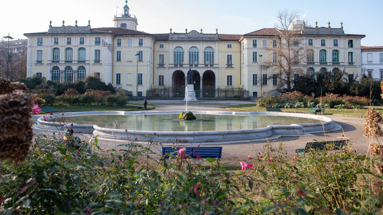 Palazzo Dugnani, risalente al XVII secolo, fa da sfondo ai giardini di via Palestro Palazzo Dugnani, risalente al XVII secolo, fa da sfondo ai giardini di via Palestro