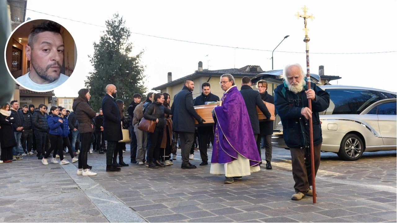 L'ultimo saluto a Roberto Comelli, l'uomo ucciso a Capodanno L'ultimo saluto a Roberto Comelli, l'uomo ucciso a Capodanno