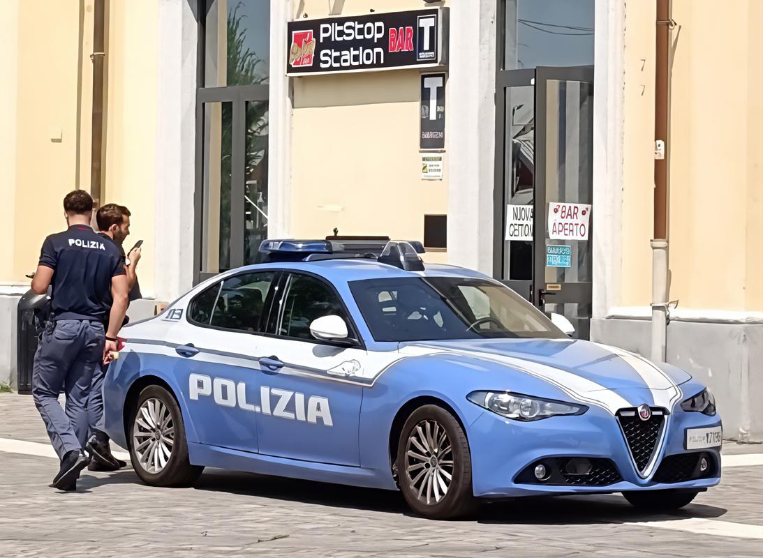 ragazzo armato di coltello si fa consegnare lo zaino