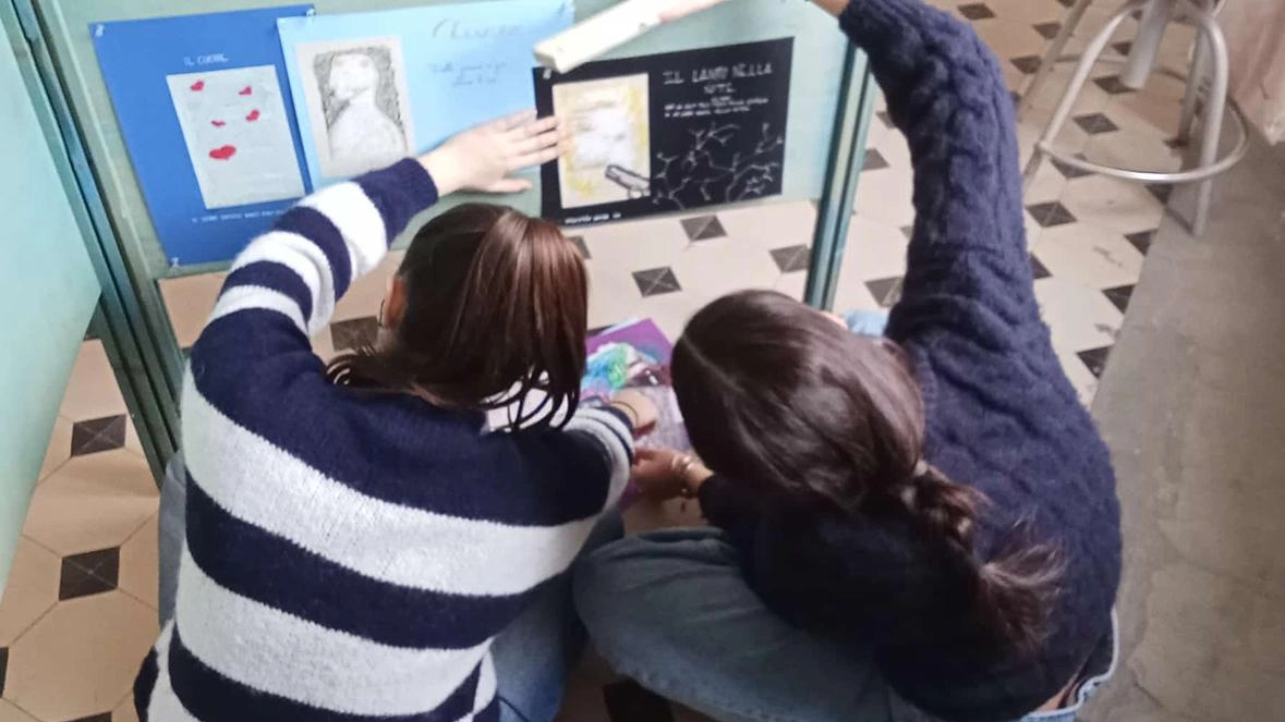 Il reading accompagnato da un’esposizione anche di lavori pittorici. Due mesi di impegno con gli allievi del liceo e della scuola antidispersione. Il reading accompagnato da un’esposizione anche di lavori pittorici. Due mesi di impegno con gli allievi del liceo e della scuola antidispersione.