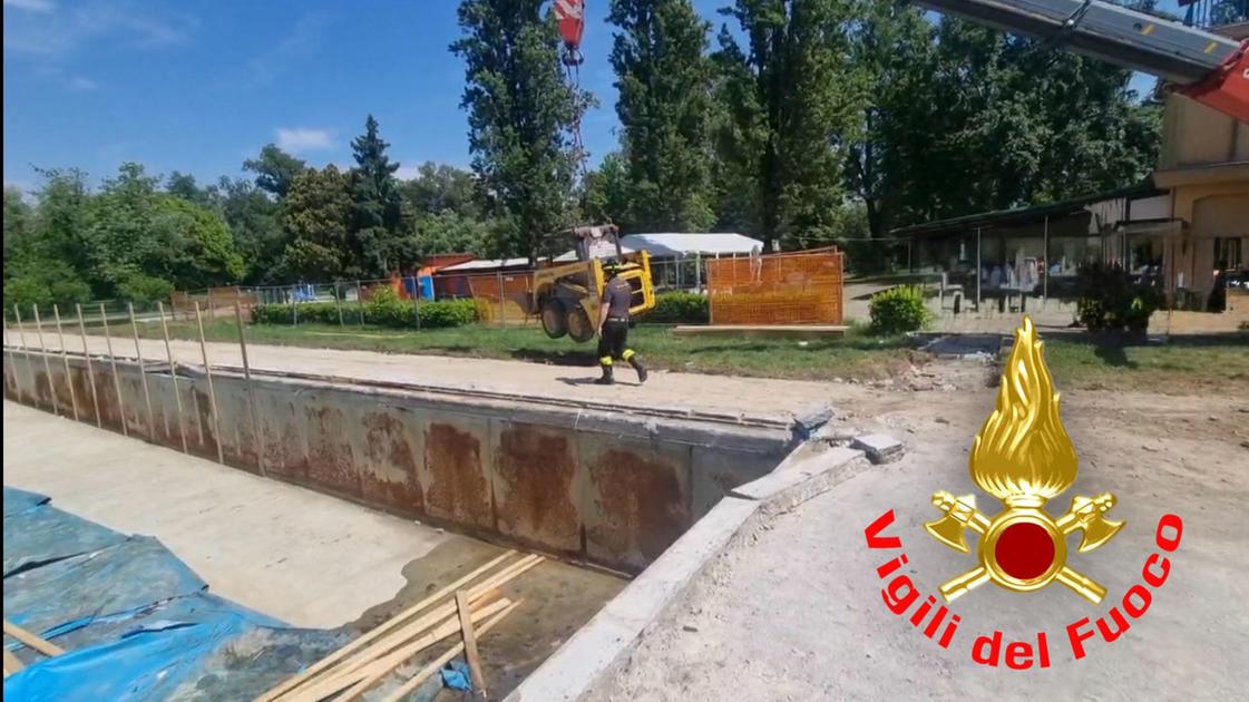 Lodi, precipita con il bobcat nella piscina in ristrutturazione: è salvo per miracolo Lodi, precipita con il bobcat nella piscina in ristrutturazione: è salvo per miracolo