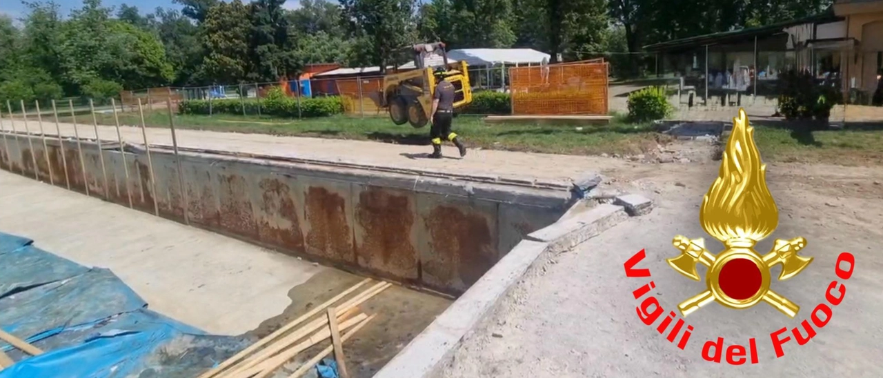 Lodi, precipita con il bobcat nella piscina in ristrutturazione: è salvo per miracolo
