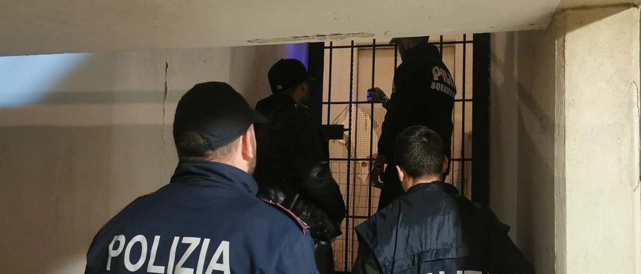 Como, picchia la compagna davanti al figlio e poi aggredisce i poliziotti: arrestato 46enne