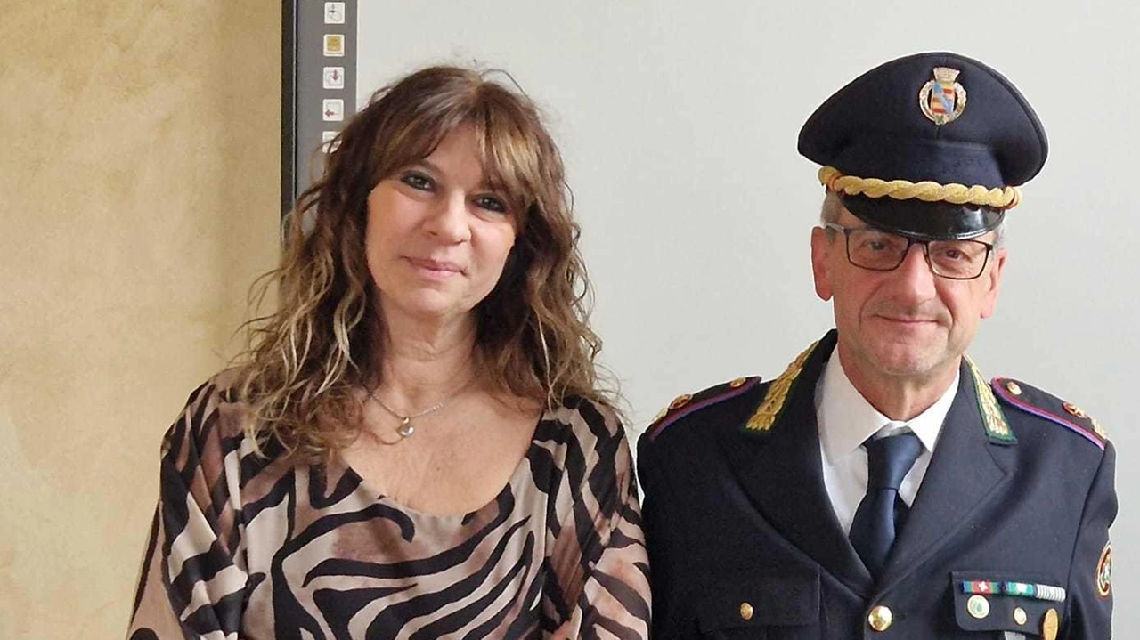 Nicoletta Stella insieme al comandante della polizia locale di Novate Francesco Rizzo: 59 i verbali per gli illeciti amministrativi Nicoletta Stella insieme al comandante della polizia locale di Novate Francesco Rizzo: 59 i verbali per gli illeciti amministrativi