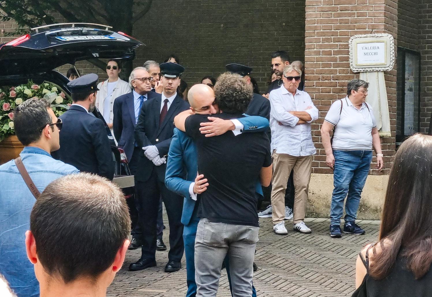 Addio a Valeria, morta nello schianto: "Ora ti sentiremo nei nostri abbracci" Addio a Valeria, morta nello schianto: "Ora ti sentiremo nei nostri abbracci"