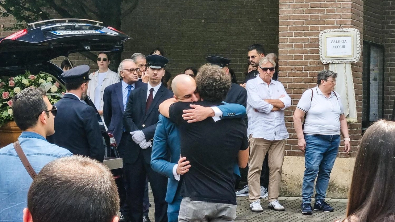 "I miei abiti sono forse fuori luogo, qui, oggi. Sono gli stessi di quando ci siamo trasmessi amore eterno. E... "I miei abiti sono forse fuori luogo, qui, oggi. Sono gli stessi di quando ci siamo trasmessi amore eterno. E...