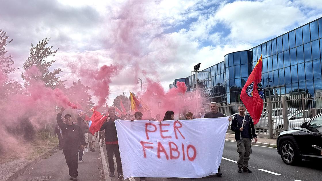 svolta alla deloro reintegrato l8217operaio licenziato per un errore sui permessi della 104
