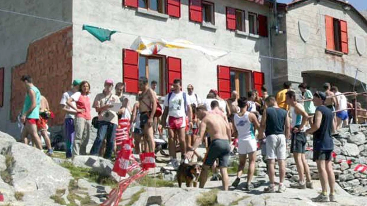 Escursionisti davanti a un rifugio Durante l’apertura del bando sono arrivate 115 istanze Di queste 108 hanno avuto una valutazione positiva Escursionisti davanti a un rifugio Durante l’apertura del bando sono arrivate 115 istanze Di queste 108 hanno avuto una valutazione positiva