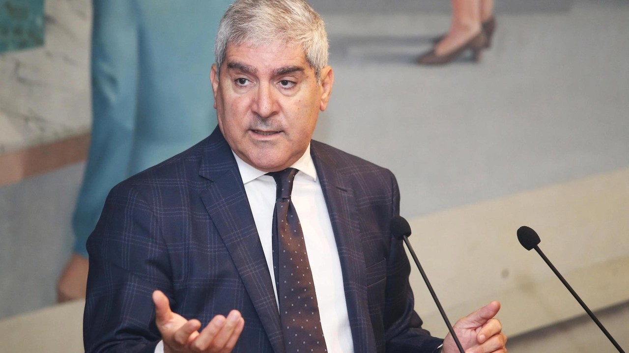 Il questore di Milano Bruno Megale ha partecipato alla presentazione della ricerca realizzata fra le imprese del territorio Il questore di Milano Bruno Megale ha partecipato alla presentazione della ricerca realizzata fra le imprese del territorio