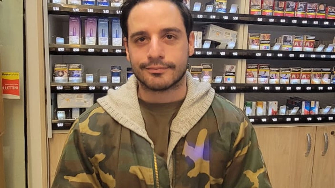 Ivan Lombardi, 32 anni di Sirtori, ex oss (operatore socio-sanitario), da settembre è il nuovo proprietario della tabaccheria di via Sant’Ambrogio a Merate. Per diventare imprenditore di se stesso ha rinunciato a un posto fisso e a uno stipendio sicuro da dipendente e ha investito 100mila euro. Ha subìto tre assalti in sei mesi l’ultimo nei giorni scorsi con la rapina da 8mila euro Ivan Lombardi, 32 anni di Sirtori, ex oss (operatore socio-sanitario), da settembre è il nuovo proprietario della tabaccheria di via Sant’Ambrogio a Merate. Per diventare imprenditore di se stesso ha rinunciato a un posto fisso e a uno stipendio sicuro da dipendente e ha investito 100mila euro. Ha subìto tre assalti in sei mesi l’ultimo nei giorni scorsi con la rapina da 8mila euro