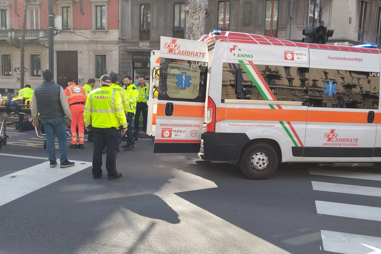 L'intervento dell'ambulanza in seguito all'incidente