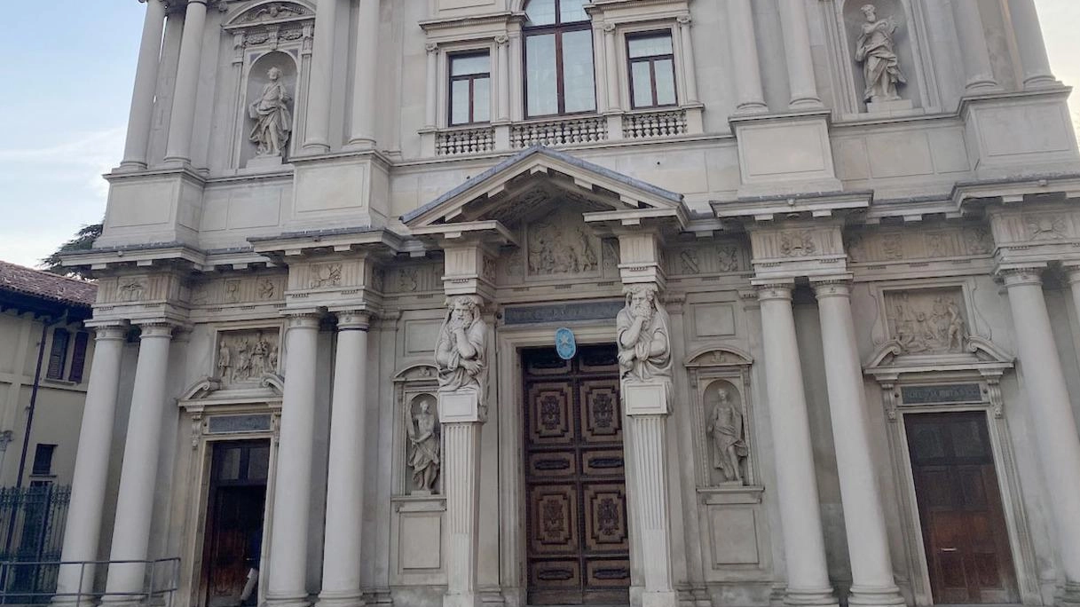 Santuario della Beata Vergine dei Miracoli visto dall’ingresso del Collegio Arcivescovile “Castelli” Santuario della Beata Vergine dei Miracoli visto dall’ingresso del Collegio Arcivescovile “Castelli”