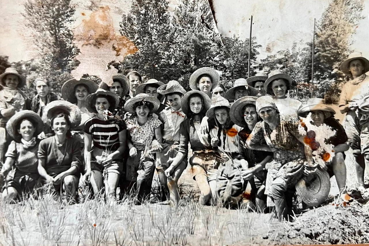 Una foto storica di mondine attive nelle risaie