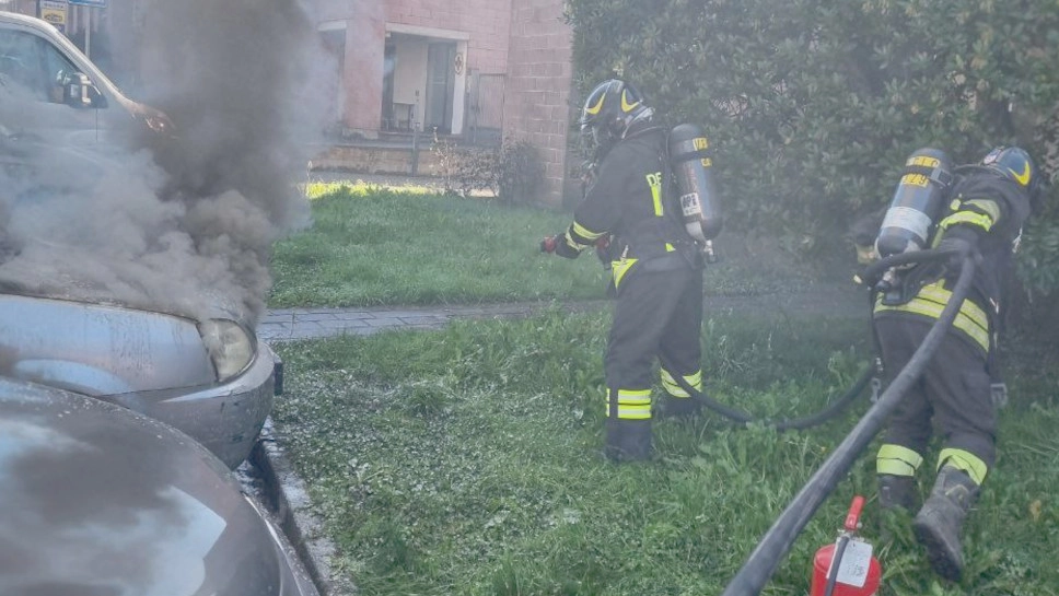 L'auto in fiamme a Bosisio L'auto in fiamme a Bosisio