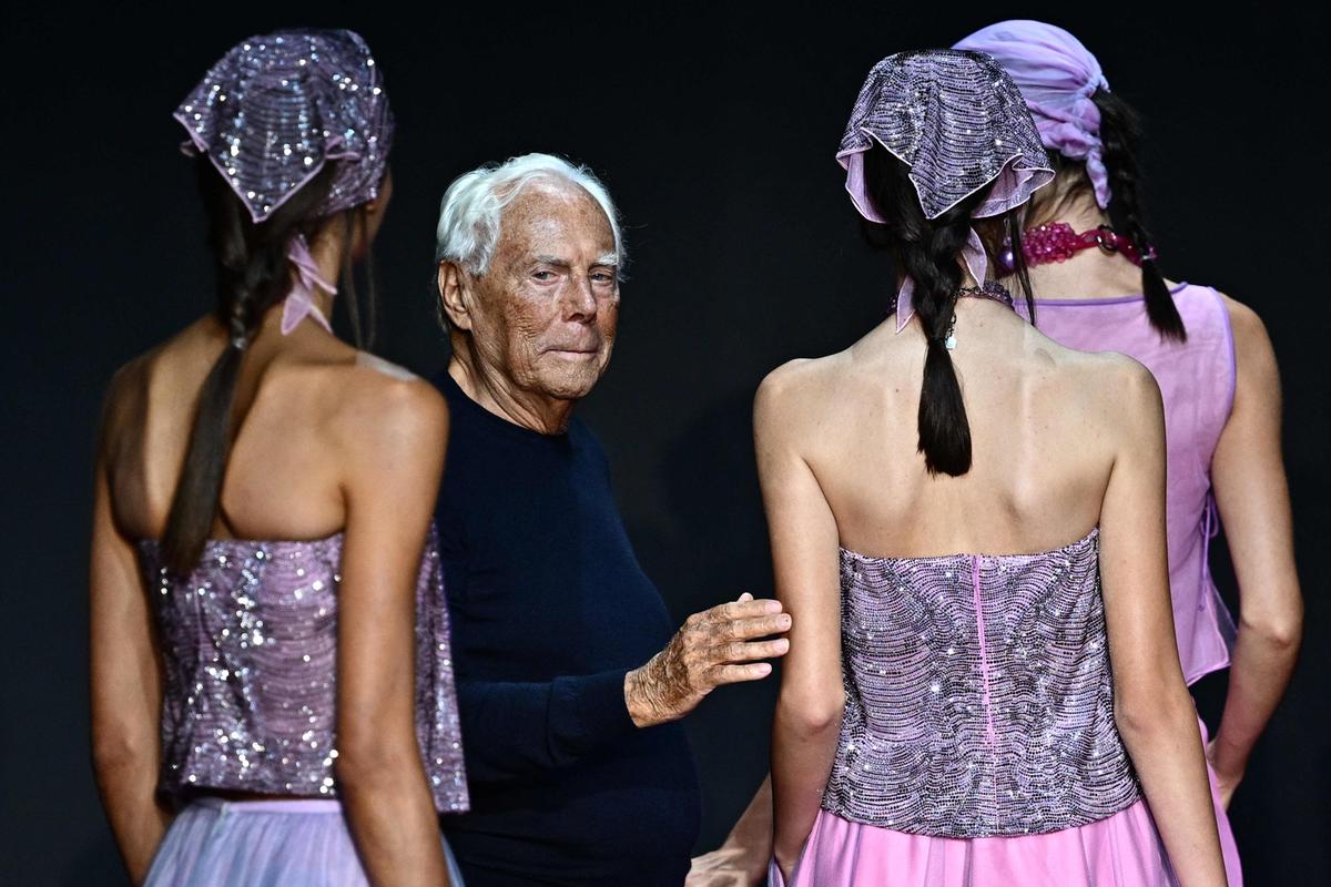 Giorgio Armani, l’ultimo abbraccio di Milano: camera ardente al “teatro” di via Bergognone