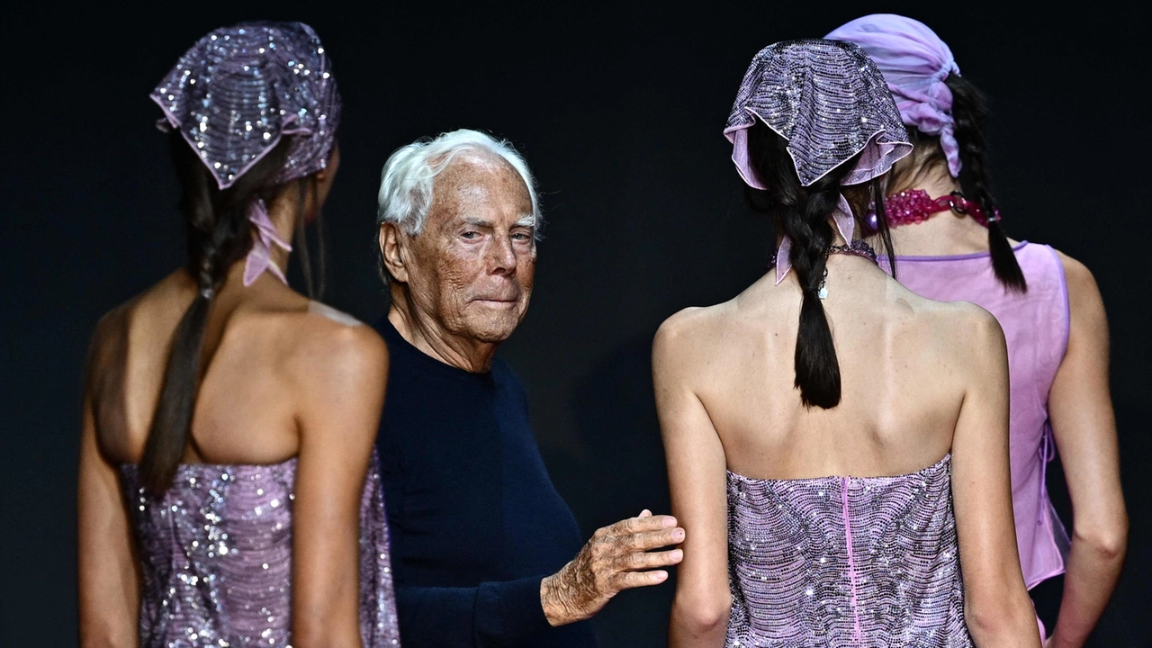 Giorgio Armani con alcune sue modelle prima di una sfilata Giorgio Armani con alcune sue modelle prima di una sfilata