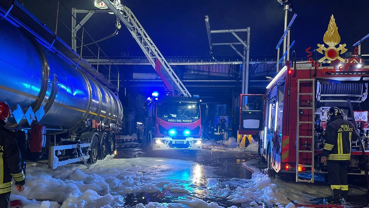 Uno degli operai portato all’ospedale Niguarda con lievi ustioni, due ricoverati per sintomi di intossicazione dopo aver cercato di spegnere il rogo con un estintore. "Nessuna contaminazione ambientale". Uno degli operai portato all’ospedale Niguarda con lievi ustioni, due ricoverati per sintomi di intossicazione dopo aver cercato di spegnere il rogo con un estintore. "Nessuna contaminazione ambientale".