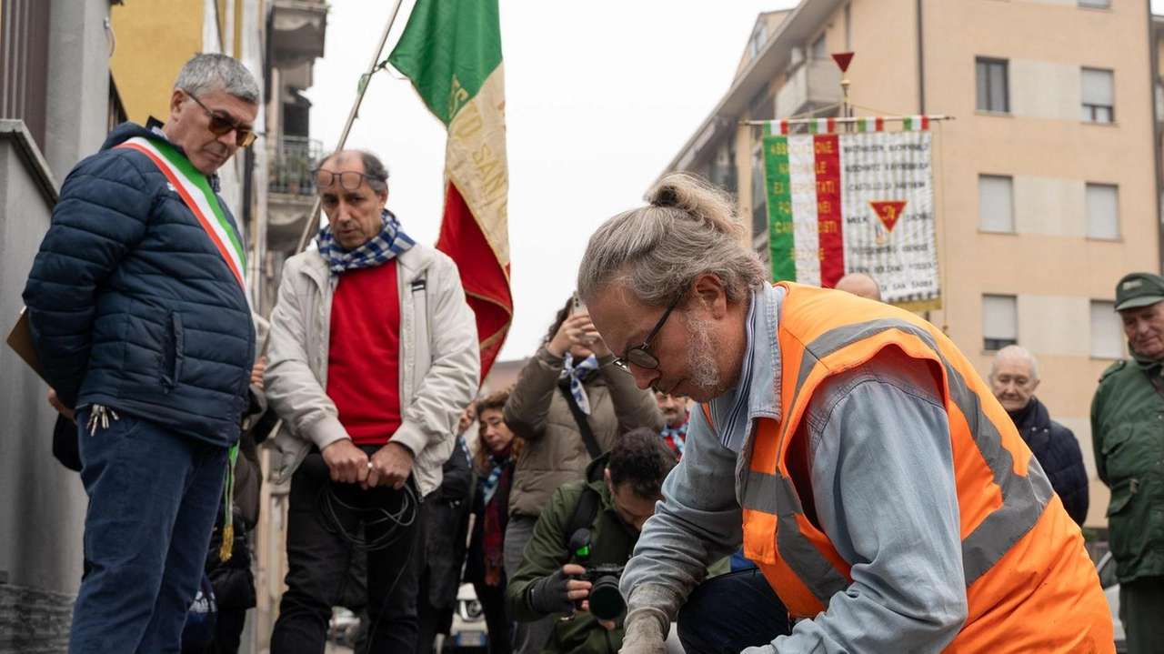 La posa delle pietre d’inciampo a ricordo dei martiri di Fossoli in occasione dell’80esimo anniversario della strage La posa delle pietre d’inciampo a ricordo dei martiri di Fossoli in occasione dell’80esimo anniversario della strage