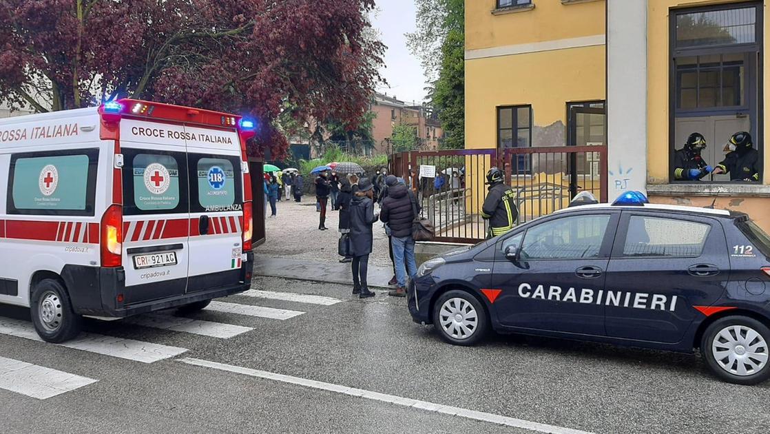 Intossicazione di massa all’istituto Fortuny di Brescia, 12 studenti soccorsi: è la quinta volta in pochi mesi Intossicazione di massa all’istituto Fortuny di Brescia, 12 studenti soccorsi: è la quinta volta in pochi mesi