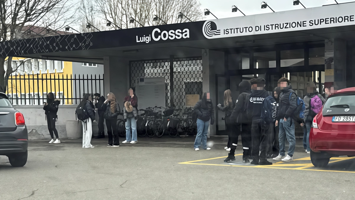 Gli agenti hanno avvistato una quindicina di studenti minorenni passarsi soldi e hashish vicino all’Istituto di viale Necchi Gli agenti hanno avvistato una quindicina di studenti minorenni passarsi soldi e hashish vicino all’Istituto di viale Necchi