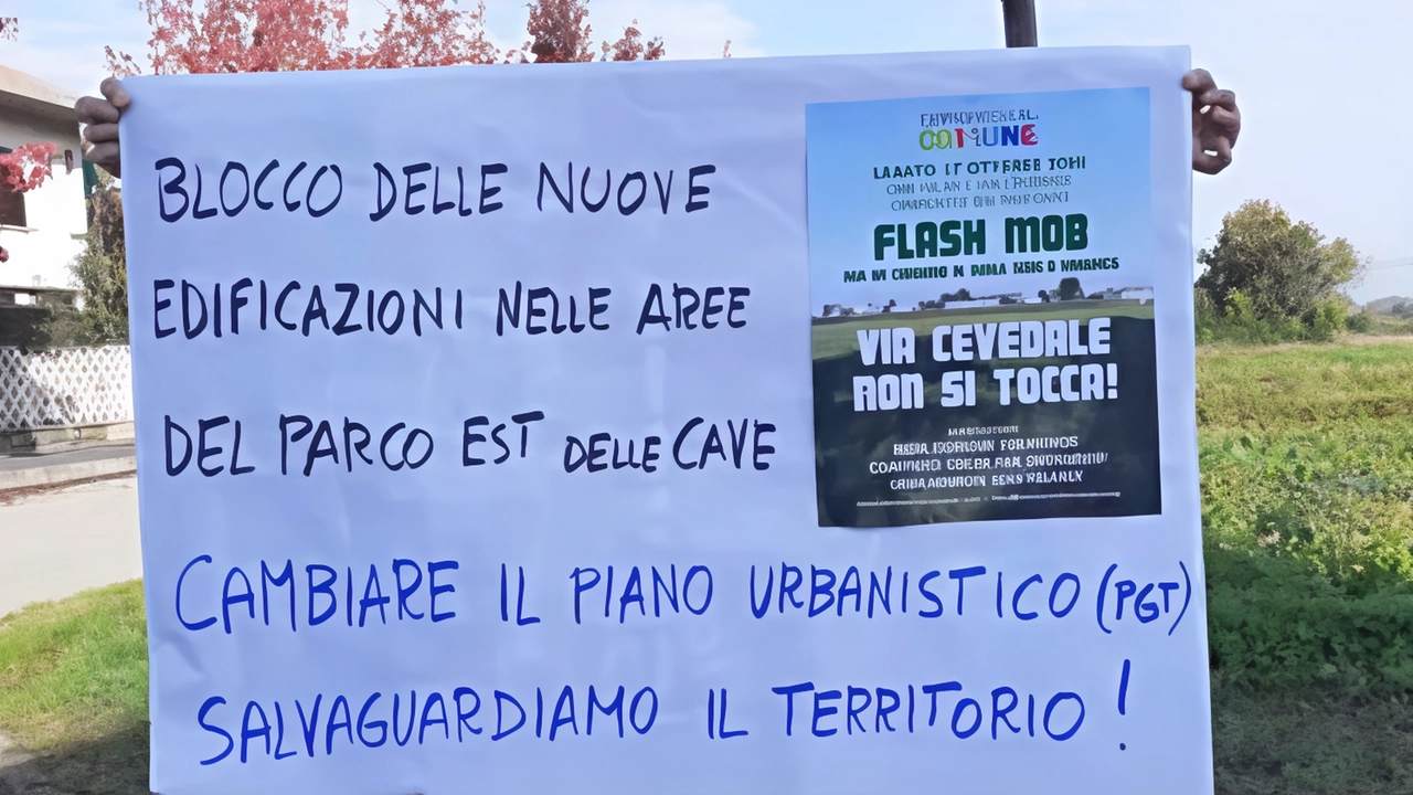 Il cartello che indica la protesta dell’opposizione e la richiesta di cambiare il piano urbanistico