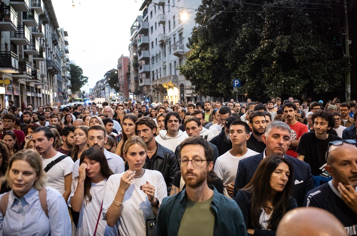 Centinaia al presidio per Matteo Barone, ucciso sulle strisce dal poliziotto: “La città a una roulette”. L’amico: “Deve avere giustizia” Centinaia al presidio per Matteo Barone, ucciso sulle strisce dal poliziotto: “La città a una roulette”. L’amico: “Deve avere giustizia”