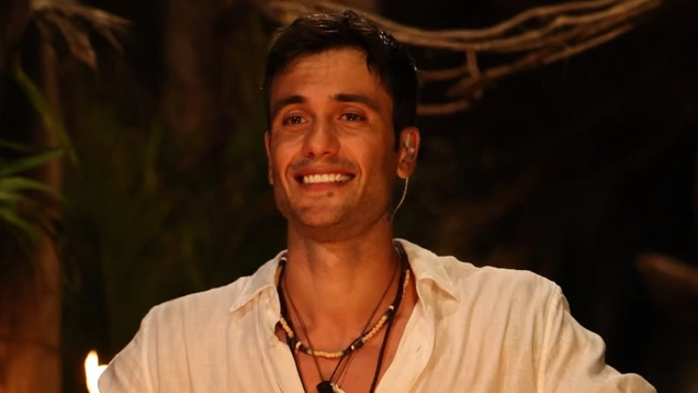 L’inviato del programma televisivo “L’Isola dei Famosi“ Pierpaolo Petrelli, 34 anni, al timone della zattera dei naufraghi in Honduras