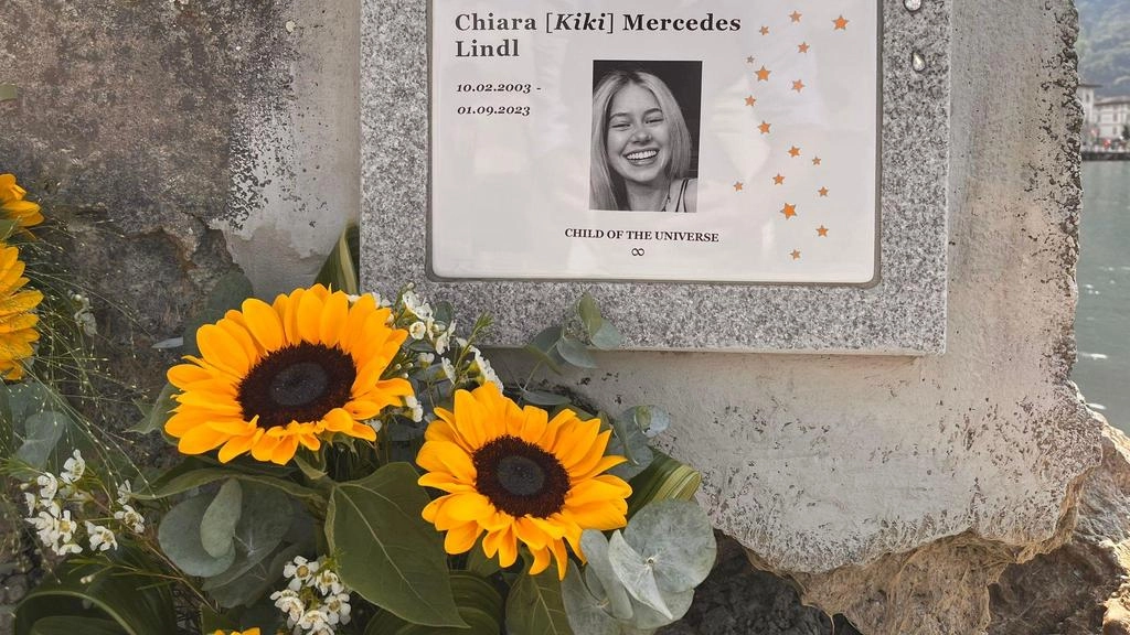 La commemorazione di Chiara Lindl, annegata nel lago d'Iseo un anno fa, si è svolta a Pisogne. Le ricerche della ragazza sono state vane. La commemorazione di Chiara Lindl, annegata nel lago d'Iseo un anno fa, si è svolta a Pisogne. Le ricerche della ragazza sono state vane.