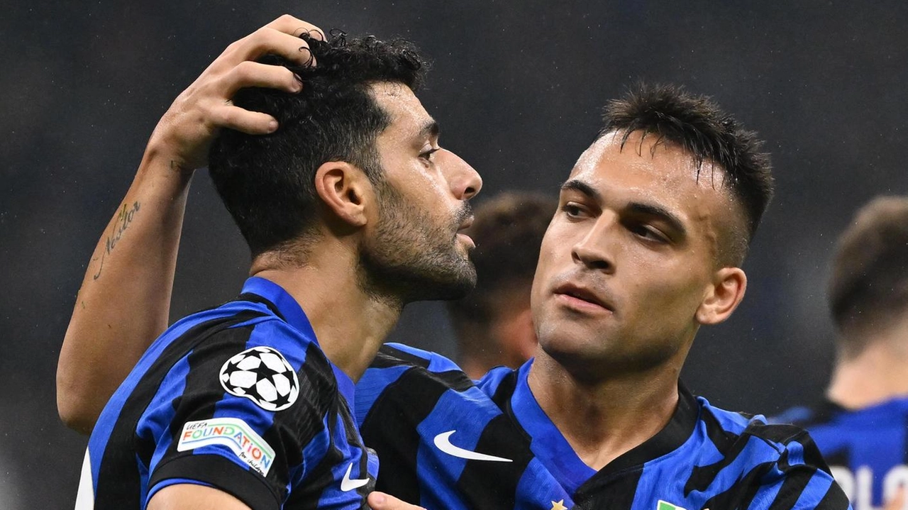 L’abbraccio tra Mehdi Taremi, a sinistra, e Lautaro Martinez, nella gara contro la Stella Rossa in cui l’iraniano ha segnato su rigore il suo unico gol stagionale