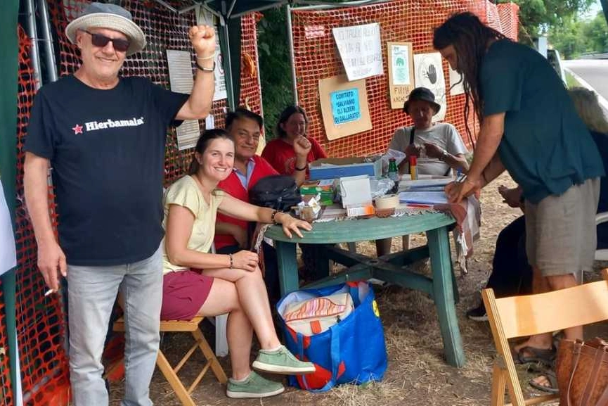Sotto il gazebo è possibile sottoscrivere la petizione che ha già raggiunto le 5mila firme