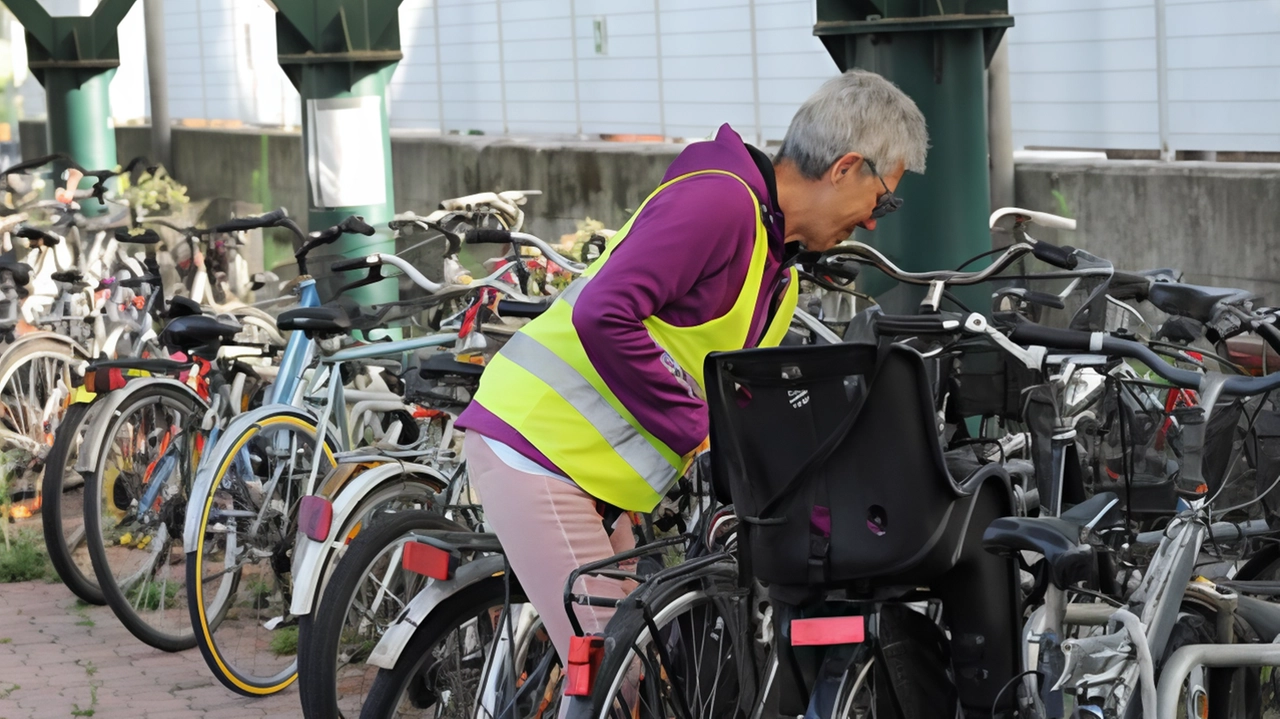 Il bicipark di Abbiategrasso Dal 2020 la Giunta ha deciso di sospendere il servizio di controllo degli accessi al piazzale della stazione Una scelta contestata dalla Fiab locale Il bicipark di Abbiategrasso Dal 2020 la Giunta ha deciso di sospendere il servizio di controllo degli accessi al piazzale della stazione Una scelta contestata dalla Fiab locale