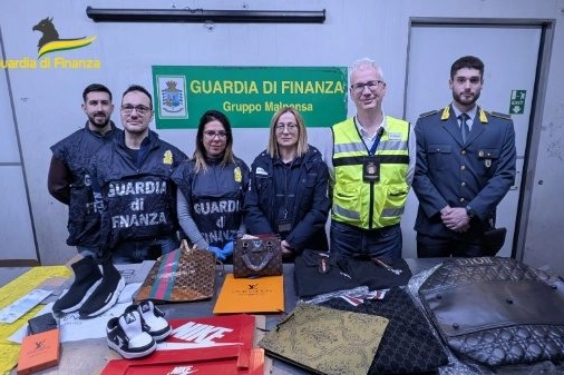 Alcuni dei prodotti contraffatti sequestrati dalla Guardia di Finanza a Malpensa
