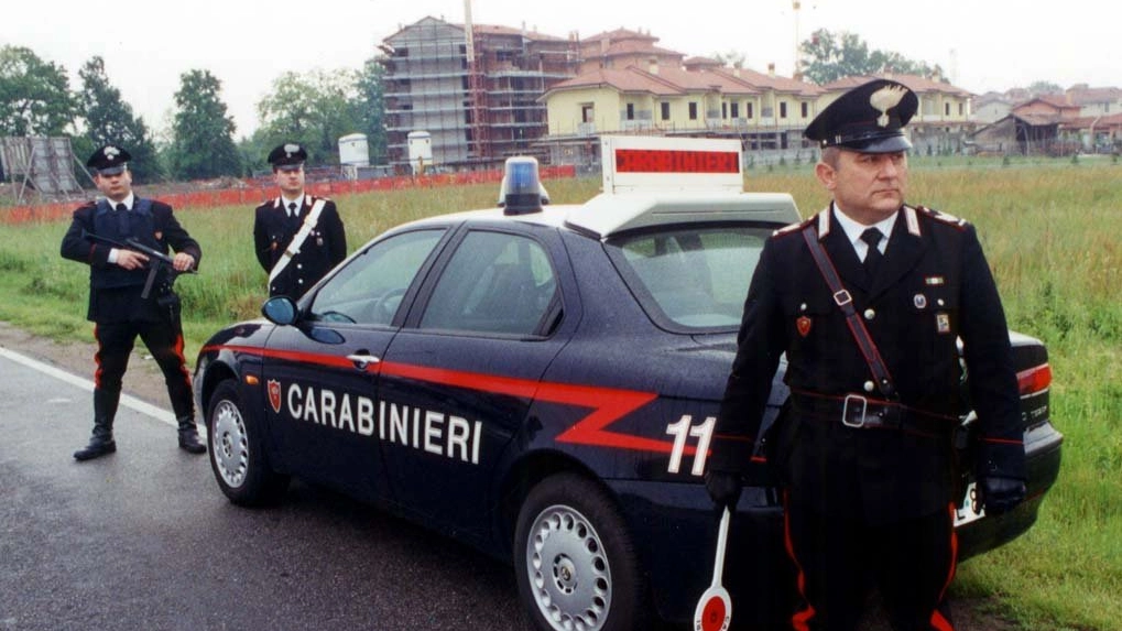 I carabinieri di Abbiategrasso indagano per risolvere il caso e risalire all'identità del cadavere